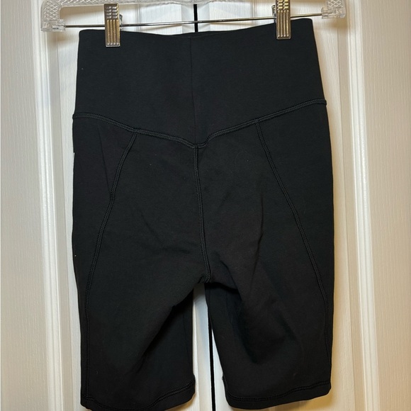 The North Face NWT - Women's Athletic Outdoor Casual Black Shorts in Size S - Picture 2 of 8